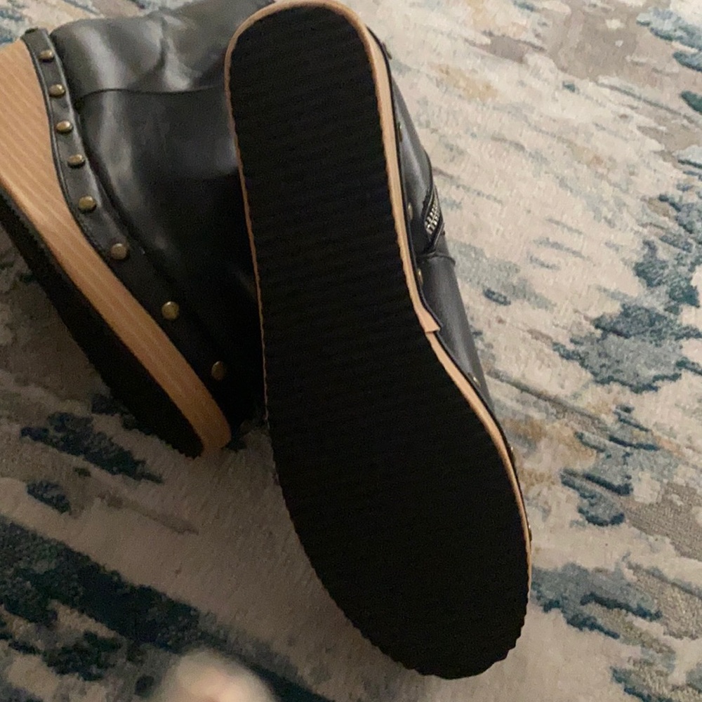 Black boot/ wedge